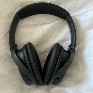 Bose Quiet Comfort 35 wireless noise cancellation headphones, case, accessories